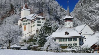 Schloss Wimmis mit Kirche im Winter